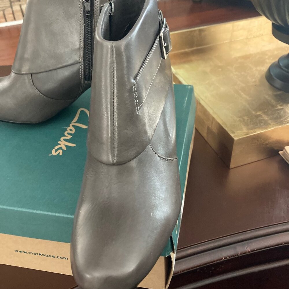 Clarks Gray Leather Ankle Boot 9 - Picture 2 of 3